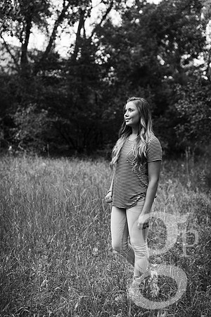 Leah_Senior-BW-19