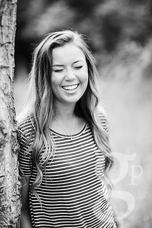 Leah_Senior-BW-25