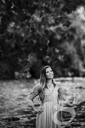 Leah_Senior-BW-123