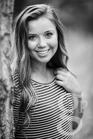 Leah_Senior-BW-23